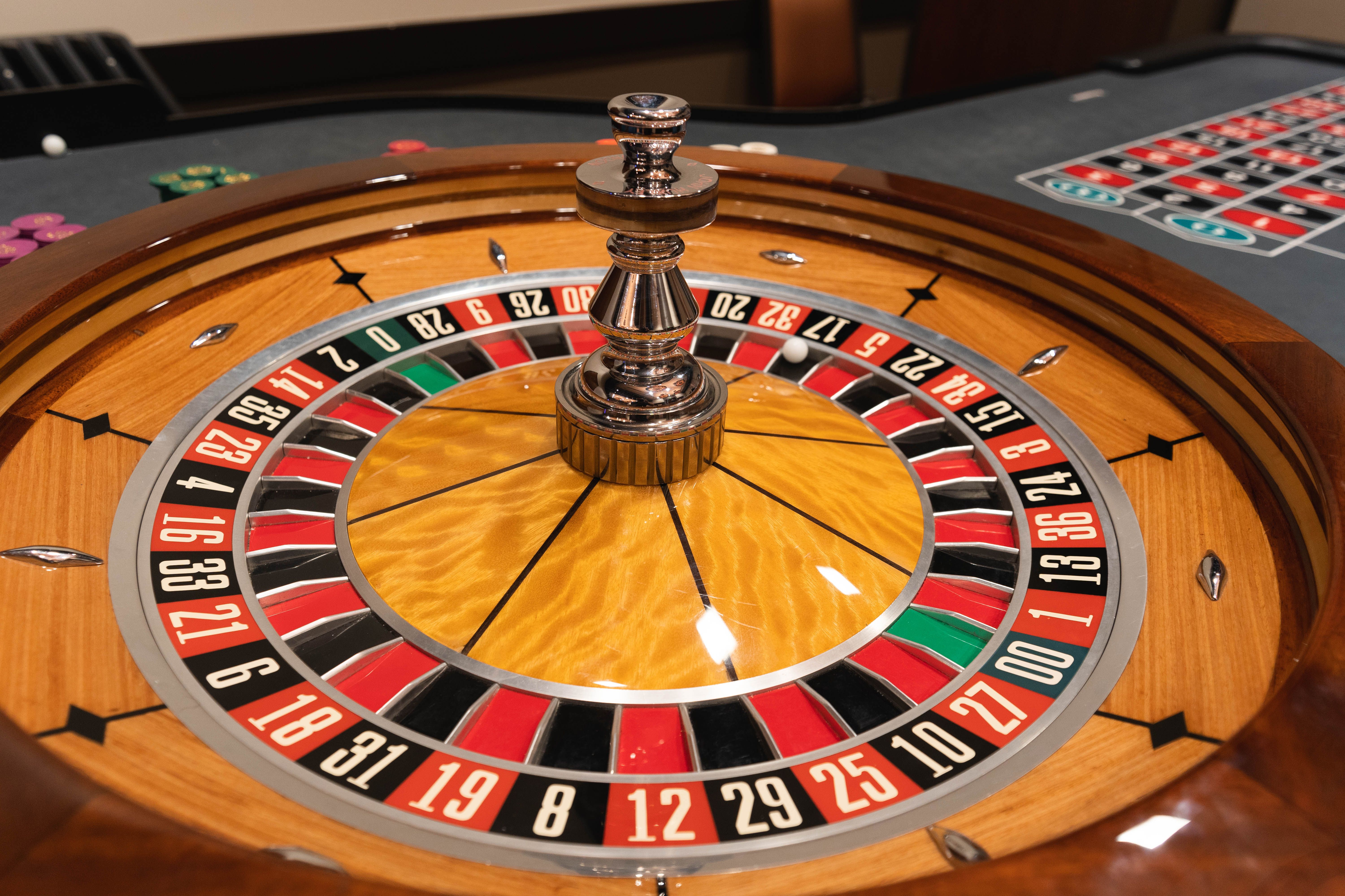 百家乐游戏桌，展示发牌过程